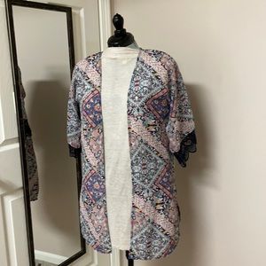 Boho style short kimono w lace sleeve detail